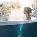 Jacuzzi ogrodowe MSpa PREMIUM VENTO 6-osobowe pompowane z masażem bąbelkowym, ozonem, timerem i filtracją